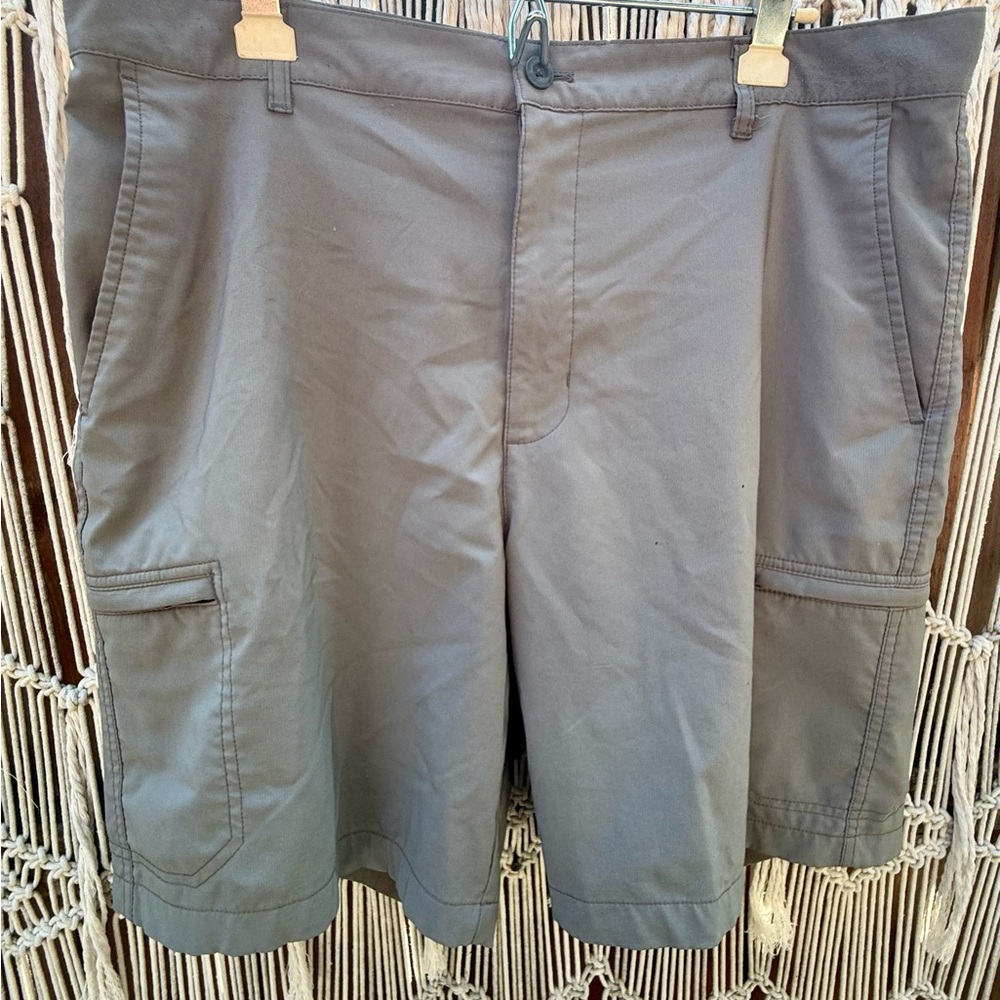 Chaps Men's Dark Gray Cargo Shorts. Size 38